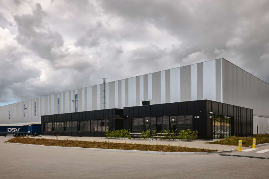 Environmentally friendly logistics building clad with façade cassettes, Hedelandsvej 28B, 2640 Hedehusene, Denmark